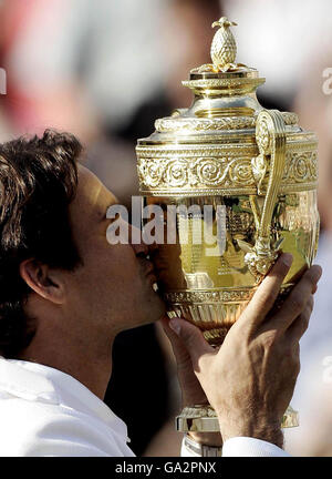 Der Schweizer Roger Federer feiert seinen fünften Sieg in Folge bei der Wimbledon-Meisterschaft, nachdem er den spanischen Rafael Nadal in fünf Sätzen, 7-6, 4-6, 7-6, 2-6, 6-2, während der All England Lawn Tennis Championship in Wimbledon besiegt hat. Stockfoto