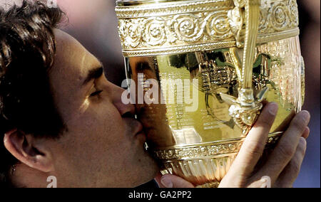 Der Schweizer Roger Federer feiert seinen fünften Sieg in Folge bei der Wimbledon-Meisterschaft, nachdem er den spanischen Rafael Nadal in fünf Sätzen, 7-6, 4-6, 7-6, 2-6, 6-2, während der All England Lawn Tennis Championship in Wimbledon besiegt hat. Stockfoto