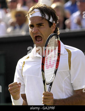 Der Schweizer Roger Federer feiert den spanischen Punktweltmeister Rafael Nadal im fünften und letzten Satz des Spiels während der All England Lawn Tennis Championship in Wimbledon. Stockfoto