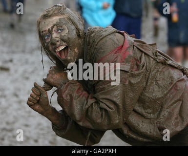 Oxegen Festival - Irland. Ein schlammiger Fan beim Oxegen Music Festival auf der Rennbahn von Punchestown Co Kildare. Stockfoto