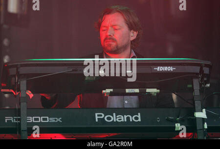 T in the Park Festival - Schottland. Snow Patrol Keyboarder Tom Simpson tritt beim T in the Park Musikfestival in Kinross in Schottland auf. Stockfoto