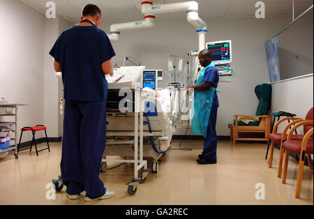 Die Intensivstation im Whittington Hospital im Norden London Stockfoto