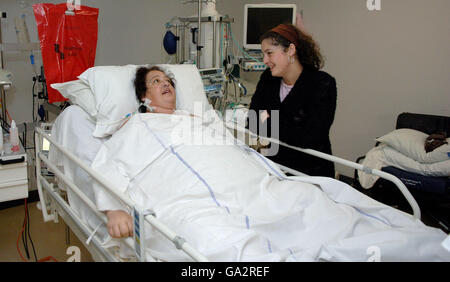 Anastasia Rennie spricht mit ihrer Tochter Elizabeth Rennie (R) in Die Intensivstation im Whittington Hospital im Norden London Stockfoto