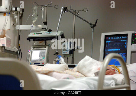 Die Intensivstation im Whittington Hospital im Norden London Stockfoto