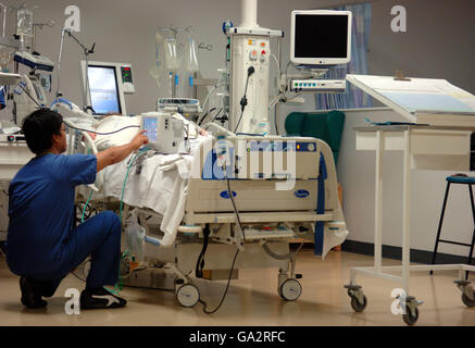 Die Intensivstation im Whittington Hospital im Norden London Stockfoto