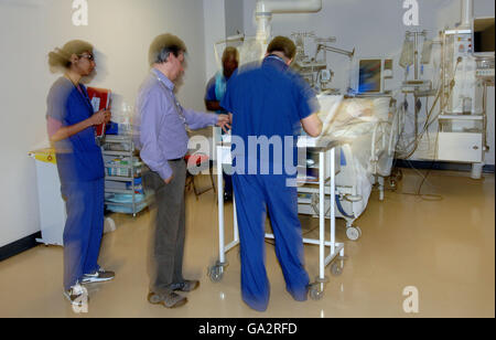 Die Intensivstation im Whittington Hospital im Norden London Stockfoto
