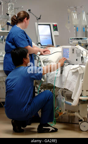 Die Intensivstation im Whittington Hospital im Norden London Stockfoto