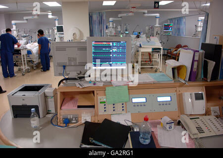 Die Intensivstation im Whittington Hospital im Norden London Stockfoto