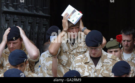 Soldaten verlassen York Minster heute nach dem 19 Light Brigade Memorial und Dankgottesdienst für diejenigen, die bei der Operation Telic 9 im Südirak gestorben sind. Stockfoto