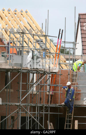 In Cressington, Liverpool, wird eine neue Wohnsiedlung gebaut, nachdem Großbritanniens Premierminister Gordon Brown den Wohnungsbau an die Spitze der politischen Agenda gesetzt hatte, als er Pläne für drei neue Gesetzesvorlagen ankündigte, um den Mangel an bezahlbaren Wohnungen zu bekämpfen. Stockfoto