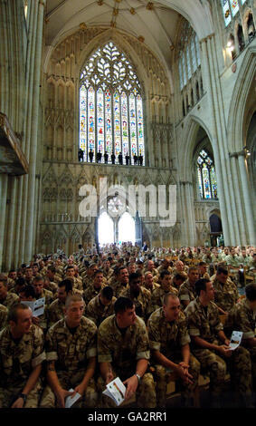 Soldaten packen den York Minster für das Denkmal der Lichtbrigade 19 und Danksagedienst für die Toten bei der Operation Telic 9 im Südirak. Stockfoto