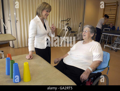 Nicola Sturgeon, Kabinettsekretärin für Gesundheit und Wohlbefinden, spricht mit Winnie Gray, 76, aus Islay, während eines Besuchs im Southern General Hospital in Glasgow. Stockfoto