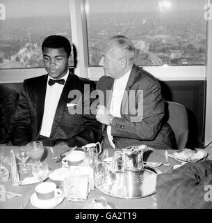 (L-R) Muhammad Ali, in London für seinen Kampf gegen Brian London, ignoriert fleißig den Boxpromoter Jack Solomons im Top of the Tower Restaurant, oben im Post Office Tower Stockfoto