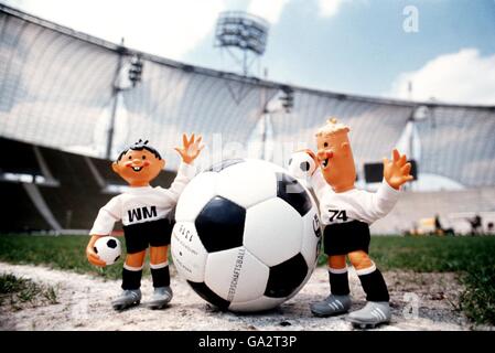 Die offiziellen Maskottchen für die WM 1974, Tip and Tap, bereiten sich auf den Start im Münchner Olympiastadion vor, dem Austragungsort des WM-Finales 1974 Stockfoto