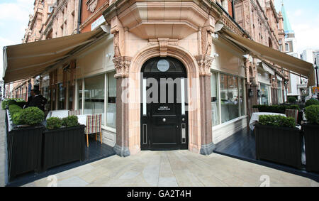 Gesamtansicht des George Club auf der Mount Street in Mayfair, London. Stockfoto