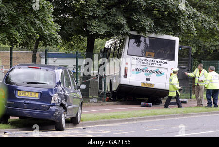 Polizeicrashoffiziere schauen sich die Szene an, nachdem ein Schulbus mit mehr als 30 Kindern an einem Unfall vor einer Schule in Hartlepool beteiligt war. Stockfoto