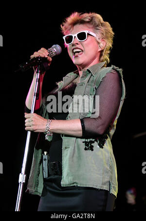 Blondie in concert - London. Debbie Harry von Blondie tritt auf der Bühne des Hammersmith Apollo im Westen Londons auf. Stockfoto