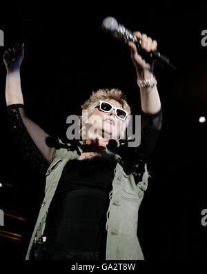 Blondie in concert - London. Debbie Harry von Blondie tritt auf der Bühne des Hammersmith Apollo im Westen Londons auf. Stockfoto