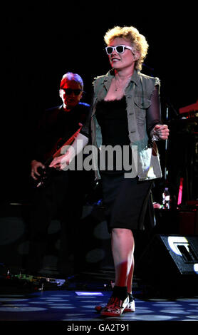 Blondie in concert - London. Debbie Harry von Blondie tritt auf der Bühne des Hammersmith Apollo im Westen Londons auf. Stockfoto