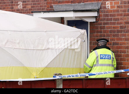 Drei Tote im Haus von Manchester gefunden. Polizeibeamte, die vor dem Grundstück A auf der Thelwall Avenue in Fallowfield, im Süden von Manchester, im Einsatz sind. Stockfoto