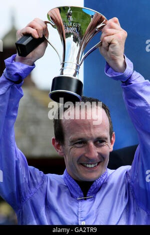 Der Jockey Steve Drowne hebt den Darley July Cup auf der Newmarket Racecourse an. Stockfoto