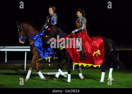 Der Saffron Walden Riding Club ist während der Best of British Night-Feierlichkeiten auf der Rennbahn Kempton Park zu sehen. Stockfoto