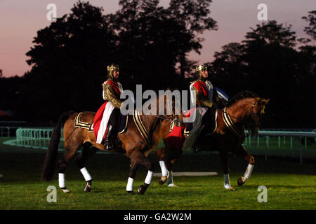 Der Saffron Walden Riding Club ist während der Best of British Night-Feierlichkeiten auf der Rennbahn Kempton Park zu sehen. Stockfoto