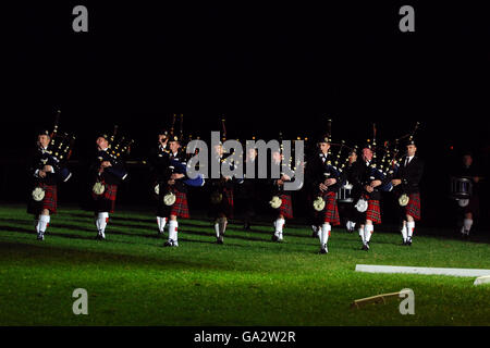 Rohre und Trommeln der Scottish Guards Association treten während der Best of British Night-Feierlichkeiten auf der Rennbahn Kempton Park auf. Stockfoto