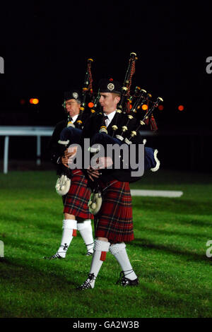 Rohre und Trommeln der Scottish Guards Association treten während der Best of British Night-Feierlichkeiten auf der Rennbahn Kempton Park auf. Stockfoto