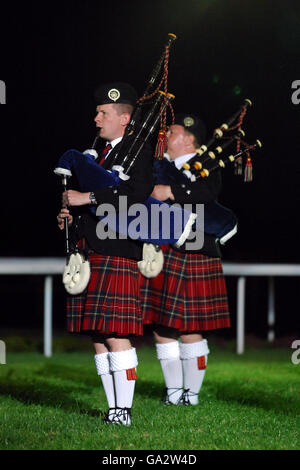 Rohre und Trommeln der Scottish Guards Association treten während der Best of British Night-Feierlichkeiten auf der Rennbahn Kempton Park auf. Stockfoto