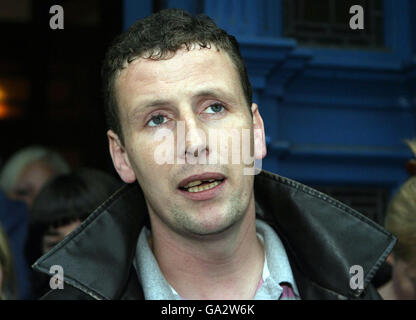 Larry Wheelock verlässt das Dubliner Coroners Court während der Untersuchung des Todes seines 20-jährigen Bruders Terence, der im vergangenen Jahr bewusstlos in einer Zelle am Bahnhof Store Street Garda in Dublin aufgefunden wurde. Stockfoto