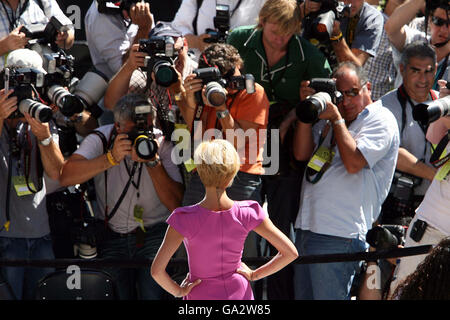 Victoria Beckham posiert für Fotografien vor ihrem Mann, David Beckhams Medienkonferenz im LA Galaxy Stadion in Los Angeles, USA. Stockfoto