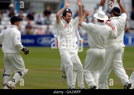 Cricket - England Lions gegen Indien - Tour Match - County Ground - Chelmsford. Englands Bowler Graham Onions feiert beim Tour Match auf dem County Ground, Chelmsford, Essex, das Bowling V V S Laxman. Stockfoto