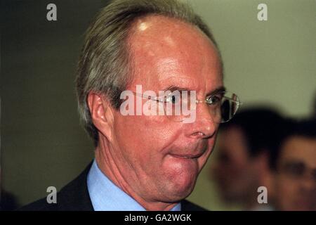 Internationaler Fußball - Auslosung der Weltmeisterschaft 2002 - BEXCO Exhibition Center - Busan. England Trainer Sven Goran Eriksson sehr knackig nach dem Unentschieden in Korea Stockfoto