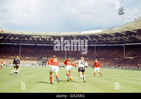 Der englische Nobby Stiles löst sich vom westdeutschen Siggi Held ab Wie George Cohen und Alan Ball aus England aussehen Stockfoto