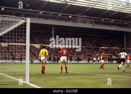 England gegen Westdeutschland - Weltcup-Finale 1966 - Wembley-Stadion. Englands Gordon Banks und Jackie Charlton stehen niedergeschlagen, nachdem der westdeutsche Helmut Haller (nicht abgebildet) die Wertung eröffnet hat Stockfoto