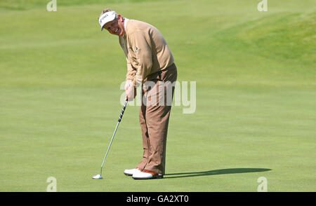 Der schottische Colin Montgomerie lacht auf dem 2. Green während eines Trainingstages für die 136. Open Championship in Carnoustie, Schottland. Stockfoto