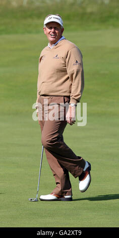 Der schottische Colin Montgomerie auf dem 2. Green während eines Trainingstages für die 136. Open Championship in Carnoustie, Schottland. Stockfoto