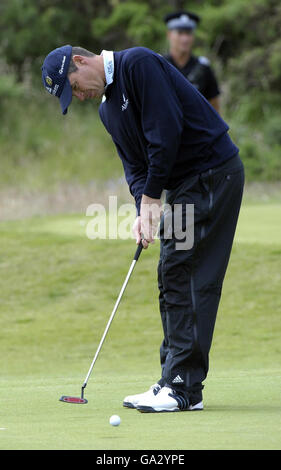 Der schottische Paul Lawrie platzt am zweiten Tag der 136. Open Championships in Carnoustie, Schottland, auf das 3. Loch. Stockfoto