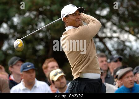 Golf - die 136. Open Championship 2007 - Tag zwei - Carnoustie. Tiger Woods in Aktion während der Open Championship auf den Carnoustie Golf Links in Ostschottland. NUR FÜR REDAKTIONELLE ZWECKE, KEINE VERWENDUNG VON MOBILTELEFONEN Stockfoto