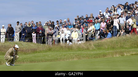 Golf - die 136. Open Championship 2007 - Tag zwei - Carnoustie. Die US-amerikanischen Tiger Woods Reihen sich am zweiten Tag der 136. Open Championships in Carnoustie, Schottland, auf den 5. Green. Stockfoto