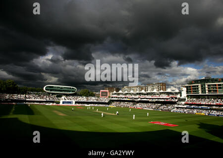 Cricket - npower First Test - England gegen Indien - Tag zwei - Lord's. Während des Spiels zwischen England und Indien schweben gegen Ende des Tages dunkle Wolken über den Lords. Stockfoto