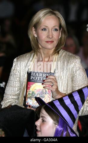 JK Rowling Book Signing - London. JK Rowling bei der Vorstellung von Harry Potter und die Heiligtümer des Todes im Natural History Museum in London Stockfoto