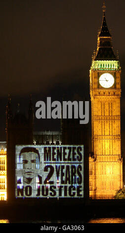 Ein 20m x 30m Bild von Jean Charles de Menezes wird von der Jean Charles de Menezes Familienkampagne mit dem Satz "ZWEI JAHRE, KEINE GERECHTIGKEIT" auf die Seite des Parlaments projiziert. Stockfoto