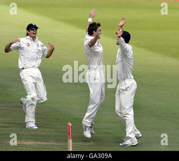 Englands James Anderson (Mitte) feiert, nachdem er das Wicket des indischen Mahendra Singh Dhoni genommen hat, gefangen von Ian Bell für 0 am dritten Tag des ersten npower Tests am Lord's Cricket Ground, London. Stockfoto