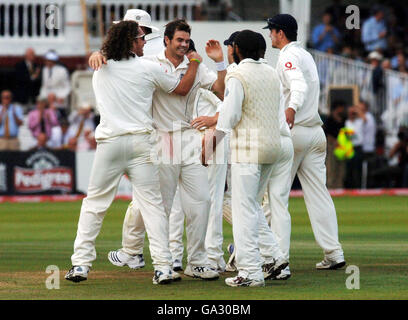 Der englische James Anderson (Mitte) feiert mit Ryan Sidebottom, nachdem er das Wicket des indischen Zaheer Khan genommen hat, der von Andrew Strauss am dritten Tag des ersten Npower-Tests auf dem Lord's Cricket Ground in London gefangen wurde. Stockfoto