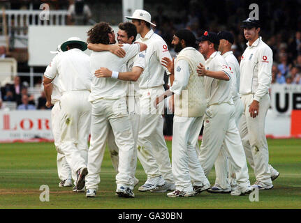 Der englische James Anderson (Dritter von links) feiert mit Ryan Sidebottom, nachdem er das Wicket des indischen Zaheer Khan genommen hat, der am dritten Tag des ersten Npower-Tests auf dem Lord's Cricket Ground in London von Andrew Strauss gefangen wurde. Stockfoto