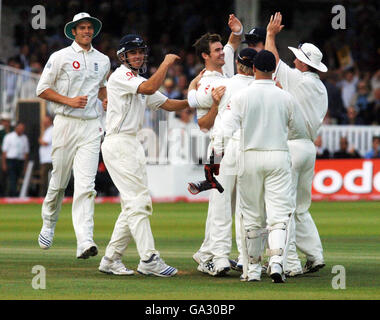 Der englische James Anderson (Mitte) feiert, nachdem er das Wicket des indischen Zaheer Khan genommen hat, der von Andrew Strauss am dritten Tag des ersten Npower-Tests auf dem Lord's Cricket Ground in London gefangen wurde. Stockfoto