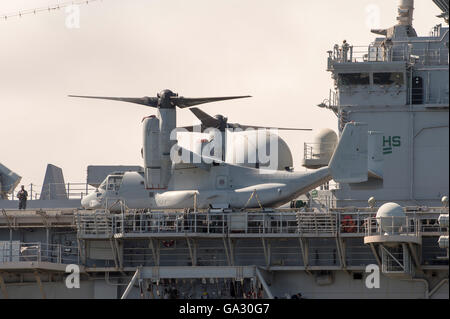 US Marine Bell-Boeing v-22 Osprey peitschte auf das Deck der United States Navy USS Makin Island (LHD-8) Wasp-Klasse amphibischen Stockfoto