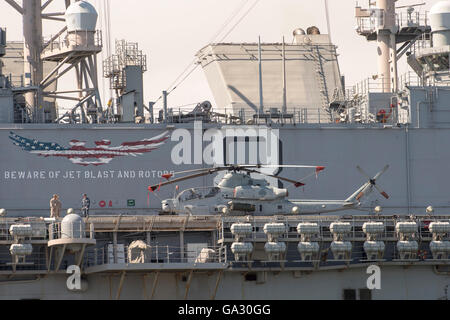 US-Marine Bell AH-1Z Viper Angriff peitschte Hubschrauber auf dem Deck von der United States Navy Wasp-Klasse USS Makin Island (LHD-8) Stockfoto